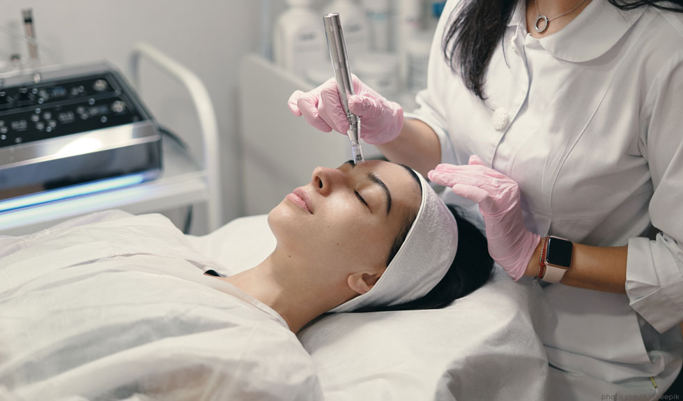 Benefits of learning non surgical cosmetic procedures microneedling course salon